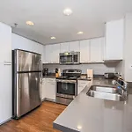 Sunny 2Bdr In Sm Pool & Gym - 5 Min To The Beach!