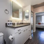 Sunny 2Bdr In Sm Pool & Gym - 5 Min To The Beach!