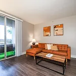 Sunny 2Bdr In Sm Pool & Gym - 5 Min To The Beach!