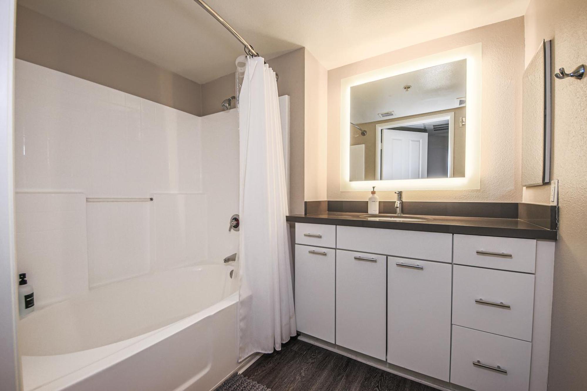 Sunny 2bdr In Sm Pool & Gym - 5 Min To The Beach! Apartment Los Angeles