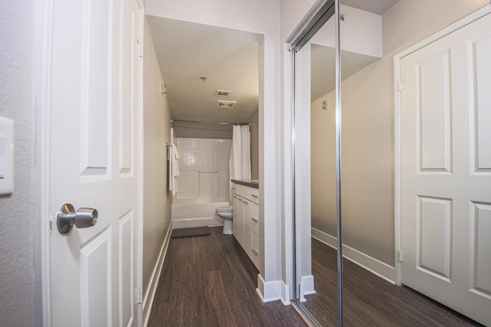 Apartment Sunny 2bdr In Sm Pool & Gym - 5 Min To The Beach! Los Angeles