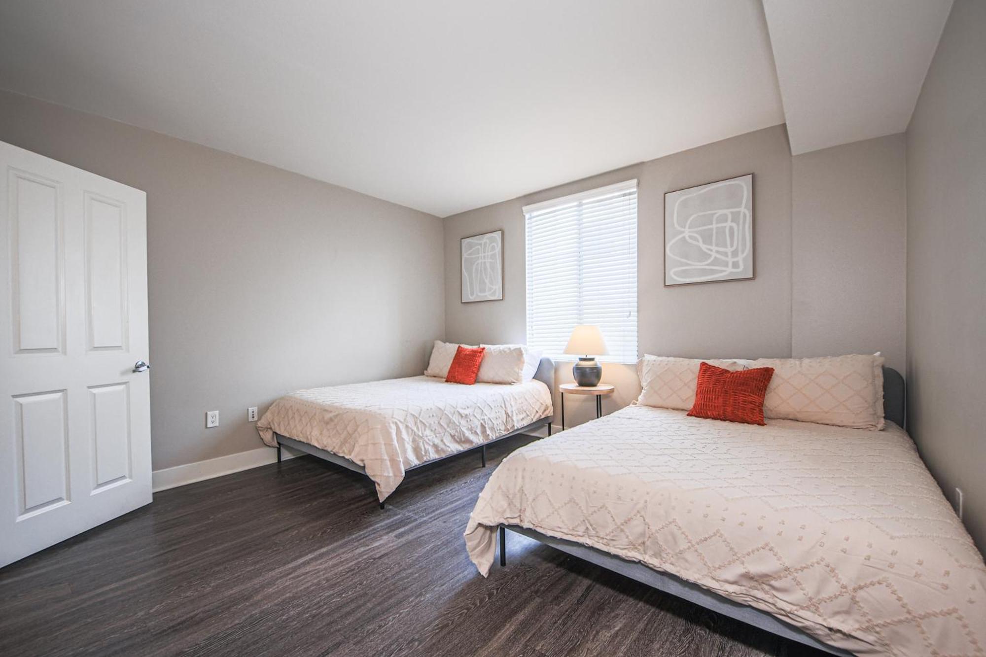 Apartment Sunny 2bdr In Sm Pool & Gym - 5 Min To The Beach! *