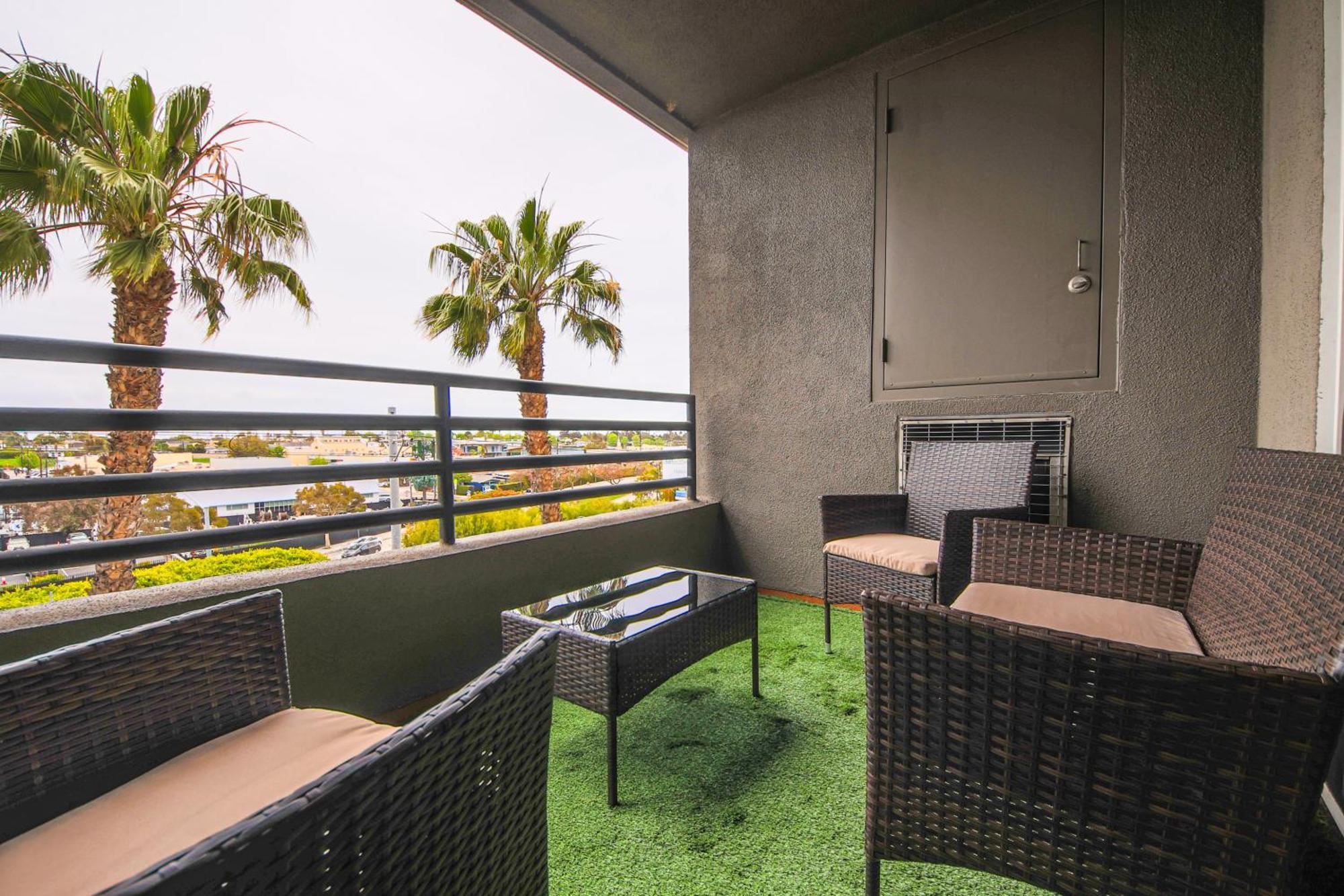 Sunny 2bdr In Sm Pool & Gym - 5 Min To The Beach! *