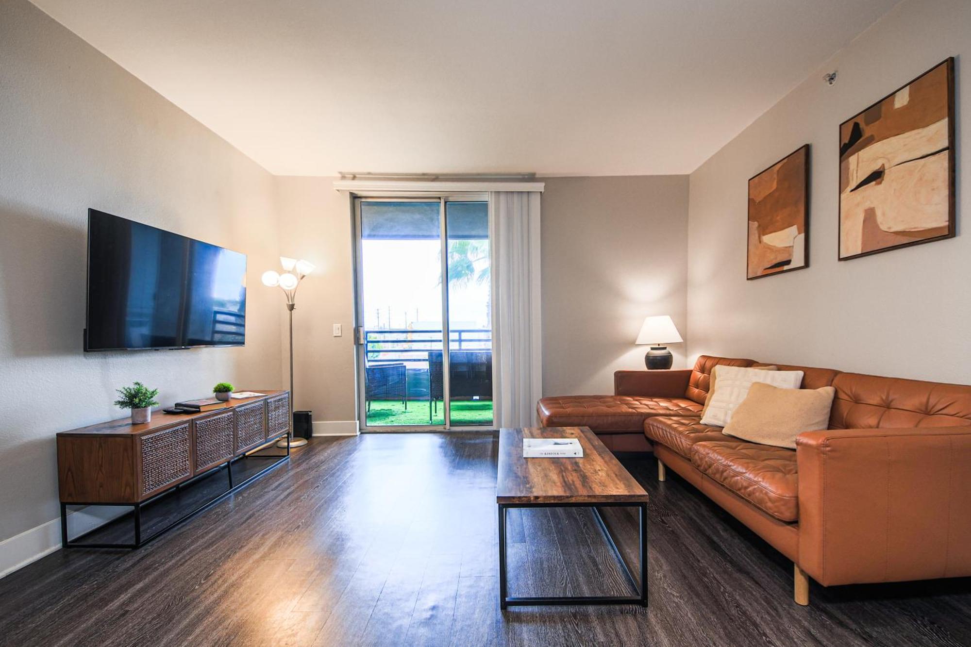 Apartment Sunny 2bdr In Sm Pool & Gym - 5 Min To The Beach!