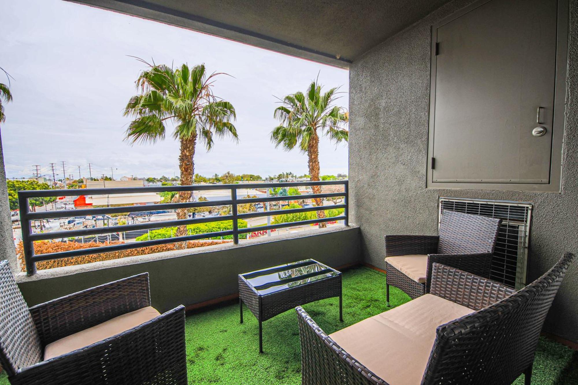 Sunny 2bdr In Sm Pool & Gym - 5 Min To The Beach! Apartment *