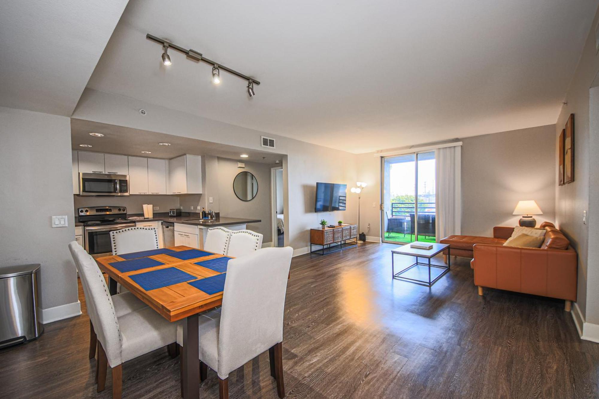 Apartment Sunny 2bdr In Sm Pool & Gym - 5 Min To The Beach! Los Angeles