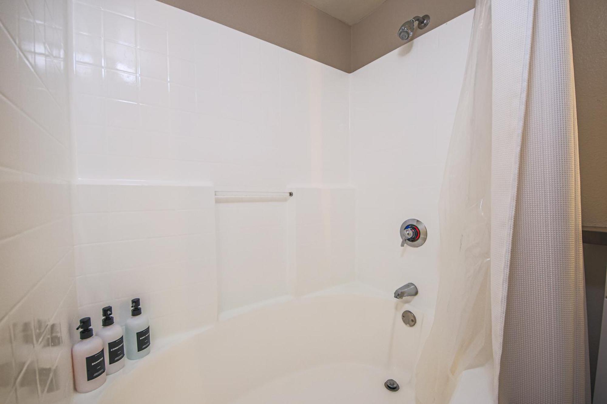 Sunny 2bdr In Sm Pool & Gym - 5 Min To The Beach! *