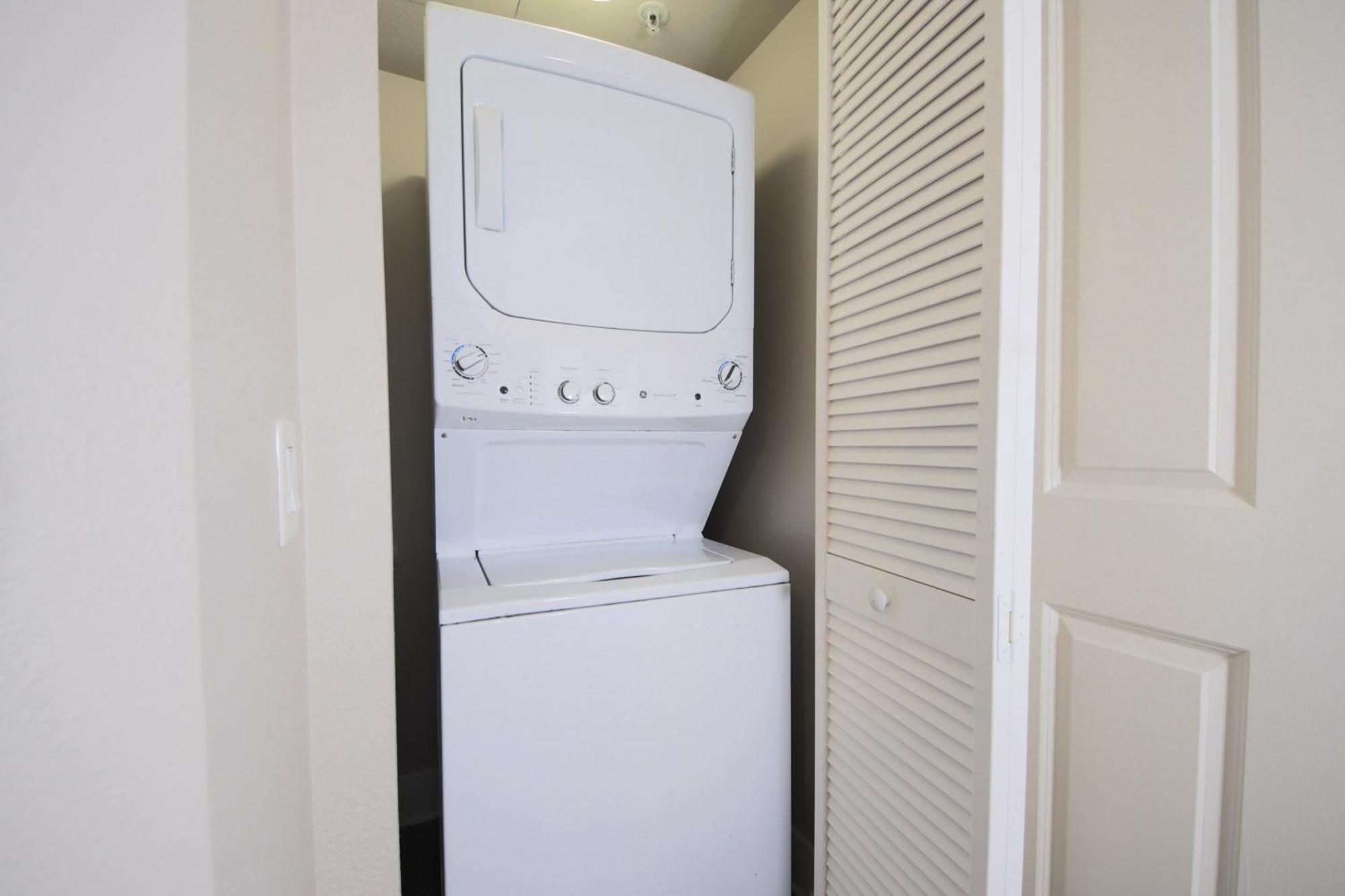 Apartment Sunny 2bdr In Sm Pool & Gym - 5 Min To The Beach!